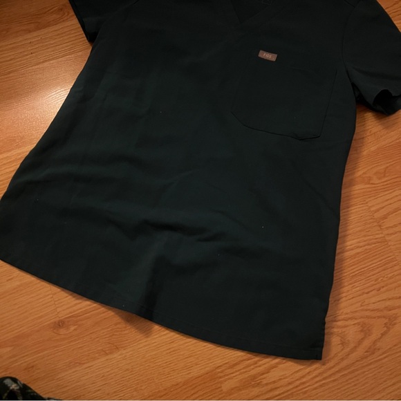 FIGS Women's Catarina One-Pocket Scrub Top - Picture 4 of 5